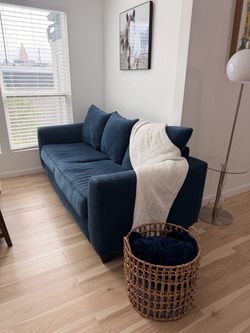 Queen sized pull out couch