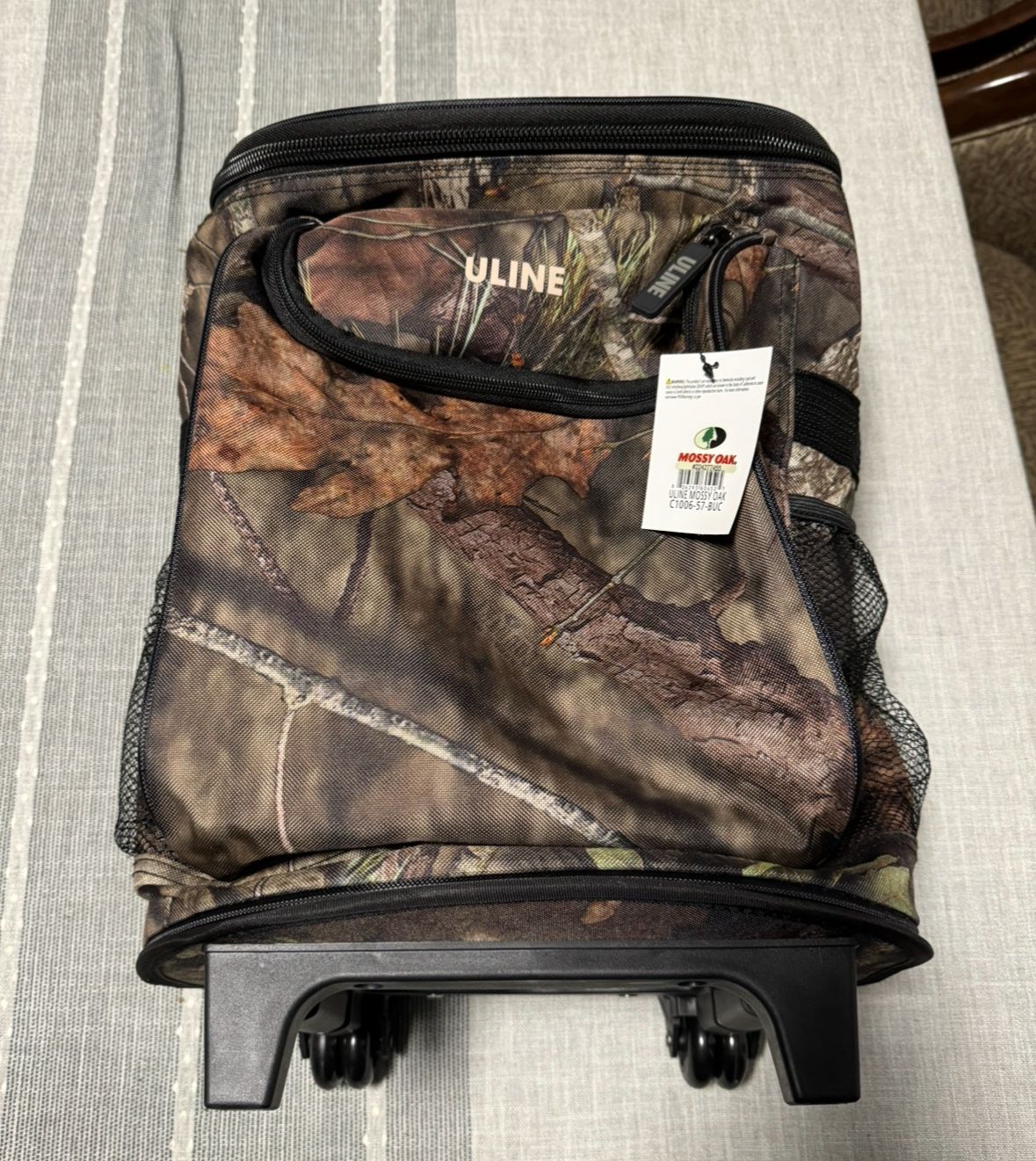 Brand New Mossy Oak Camo Rolling Cooler with Pull Handle Holds 30 Cans