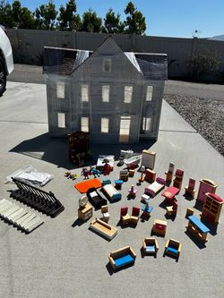 Free dollhouse and furnishings