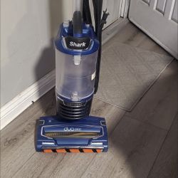 Shark Duo Clean Vacuum Used in good condition 