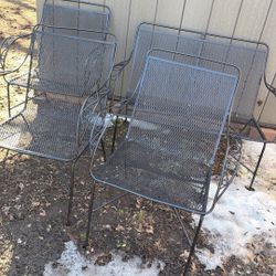 una banca y 3 sillas