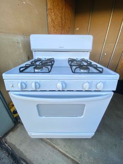 Hotpoint Gas stove 4 burners white color.  30”