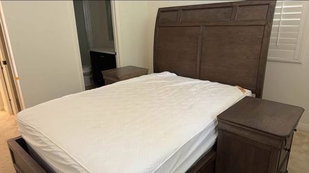 Beautiful Queen Size Bed With Mattress