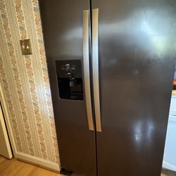 Refrigerator - Like New!
