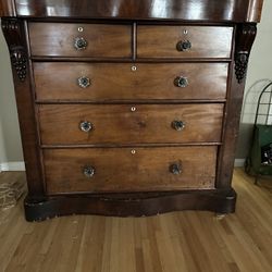 Antique dresser good condition 