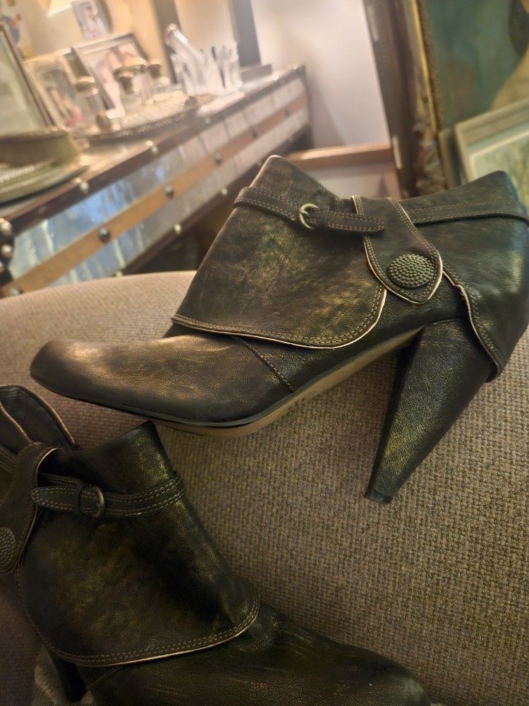 SEYCHELLES fabulous Leather Ankle Booties