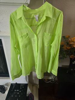 This Chicos blouse in size Large is a vibrant lime green lightweight resortwear top perfect for beach scenes. Made from woven nylon and rayon fabric, 