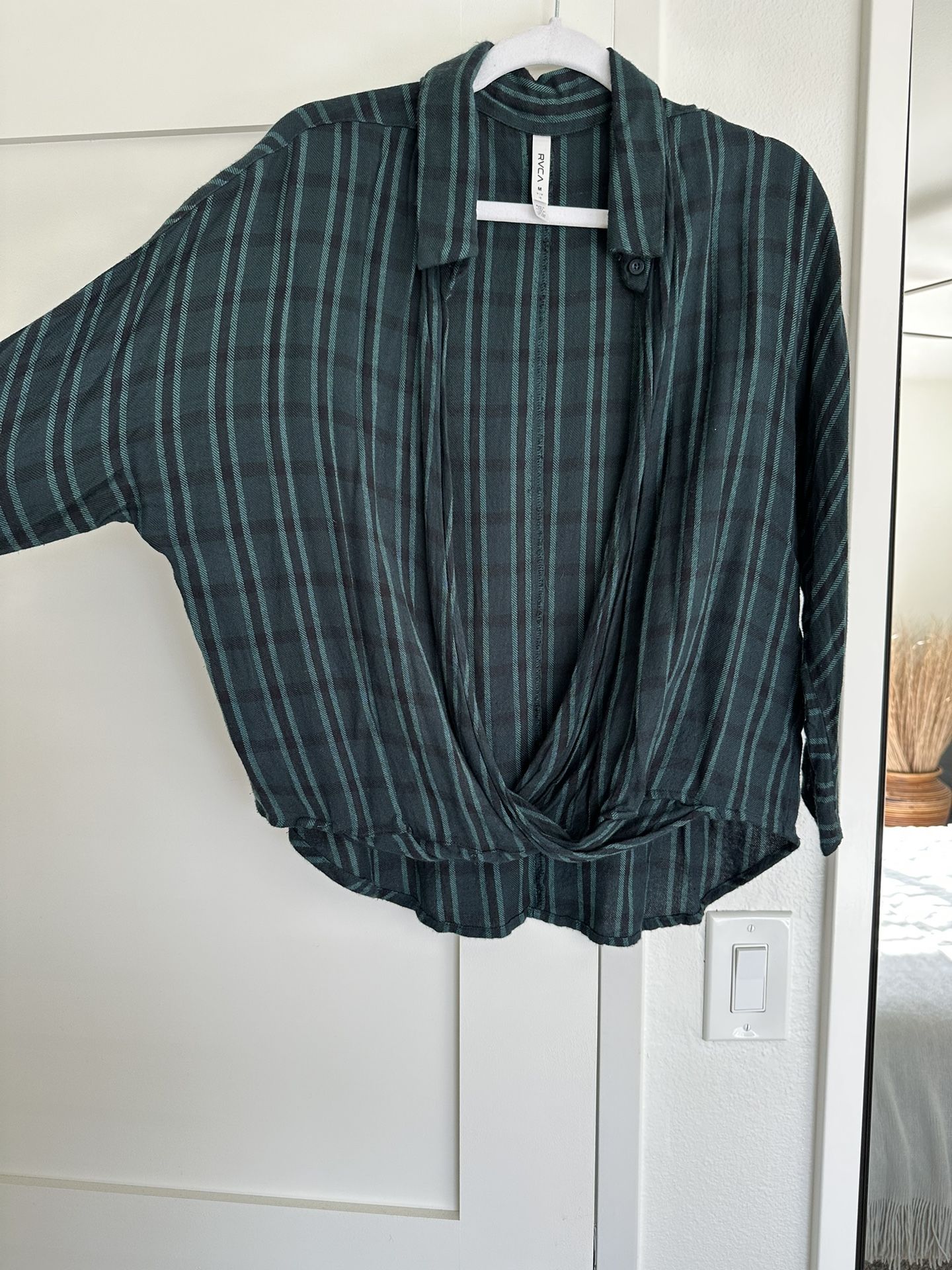 RVCA Women’s Green Plaid Flowy Blouse Size Medium