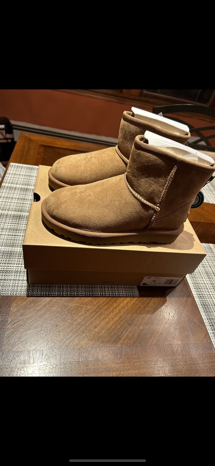 Women’s Size 5 Ugg Short Boot 