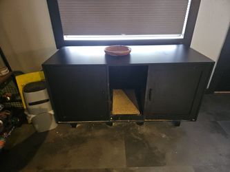 Enclosed kitty litter box, space for 2 boxes