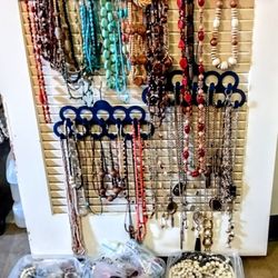 Tons Of Fashion Necklaces, Bracelets, Bolo's, Pins, Watches, Earrings $1 And Up