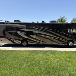 2018 Thor Motor Coach Miramar 37.1 Bunkhouse
