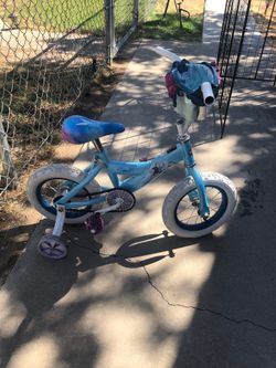 Little girl frozen bike with training wheels, 12 inch wheels