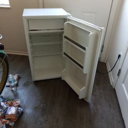 Sanyo Mini Fridge 
