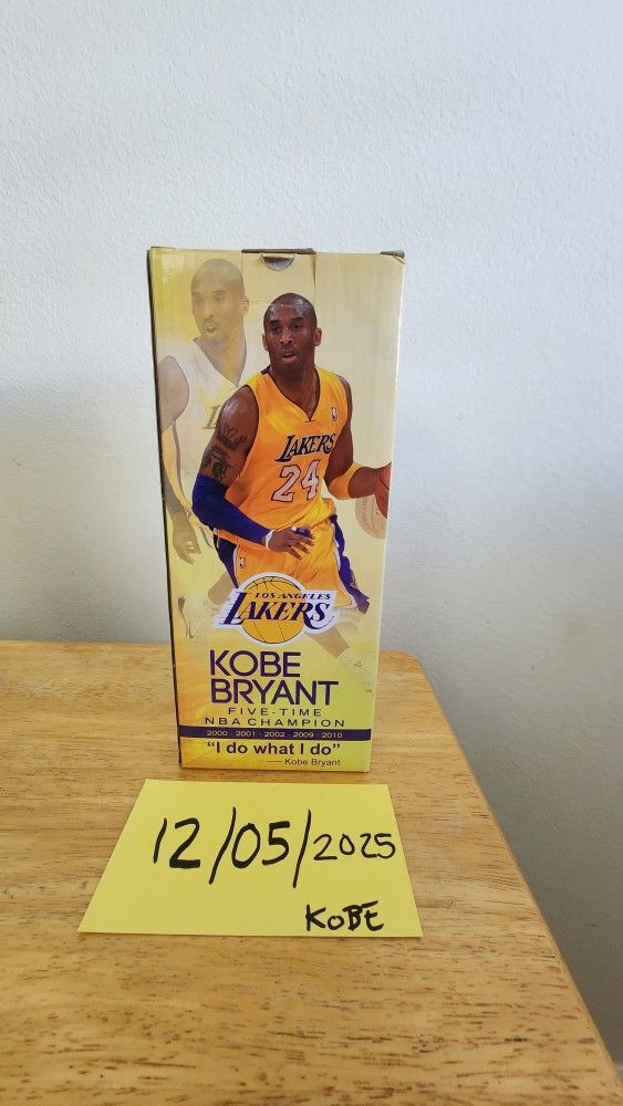 Kobe Bryant 2016 "5 Championship" Bobblehead Giveaway.