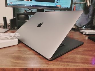 15inch Apple MacBook Pro. Touchbar, Core i7, Radeon Pro, 17
