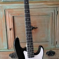 Brand New Bass With Bag Cable And Shoulder Strap 