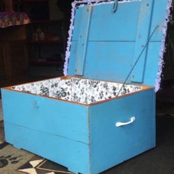 Antique Hope Chest Bench (can be locked) Solid Wood - 27"L/20"D/14"H 