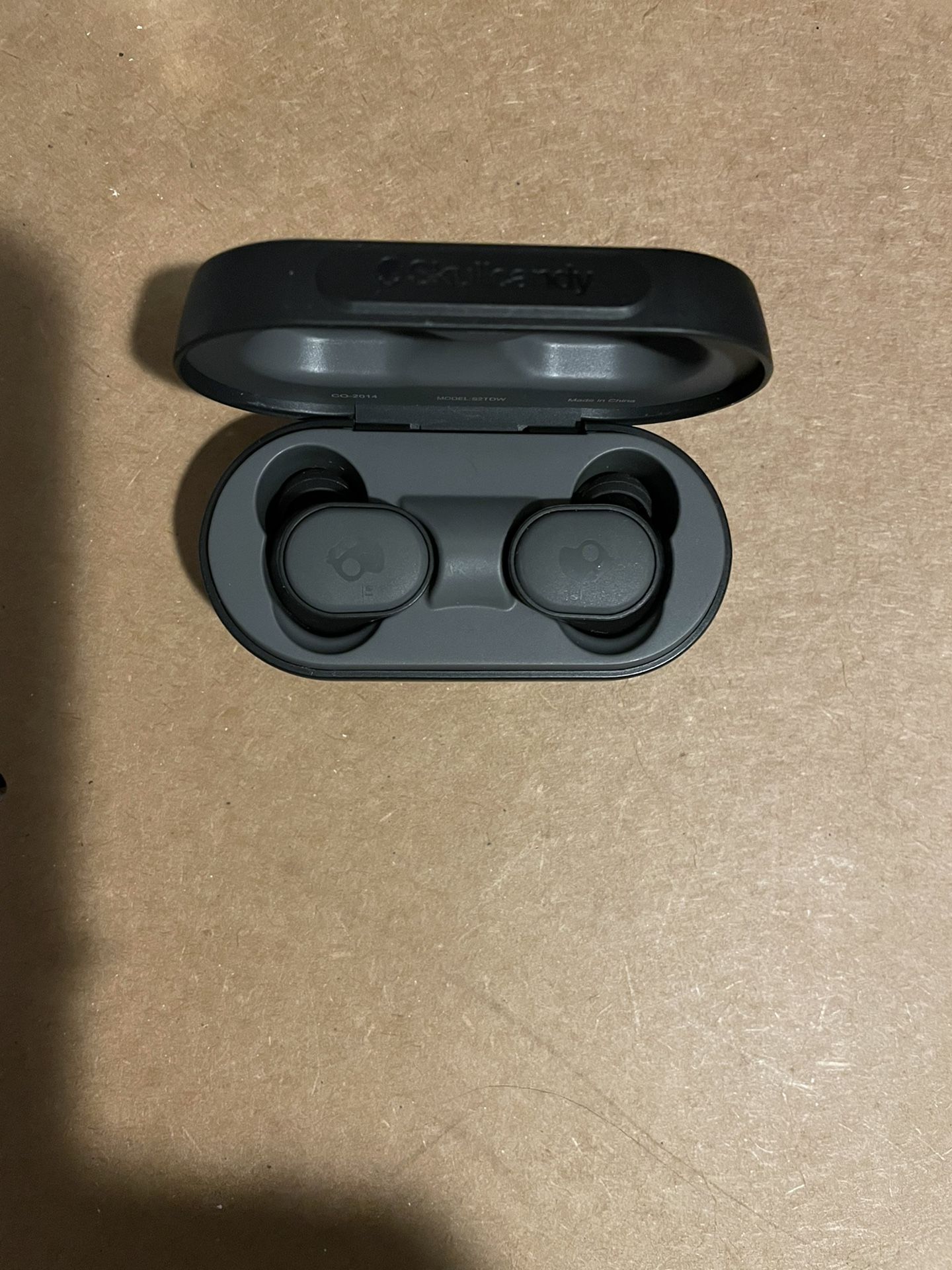 Skull Candy Sesh Ear Buds With Charging Case 