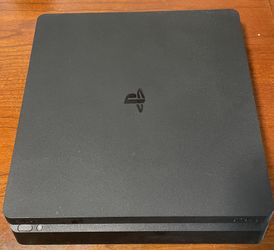 PS4 slim 1TB + 2 Controllers + 5 Games