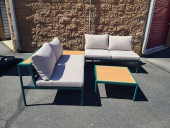 Brand new 4 piece outdoor patio seating set