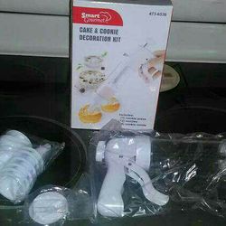Cookie & Cake Decorating Kit~ brand new in box