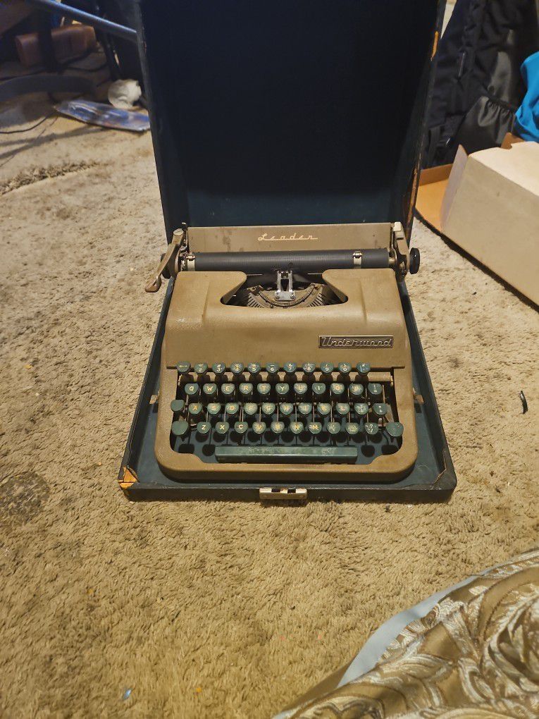 Leader Underwood Typewriter