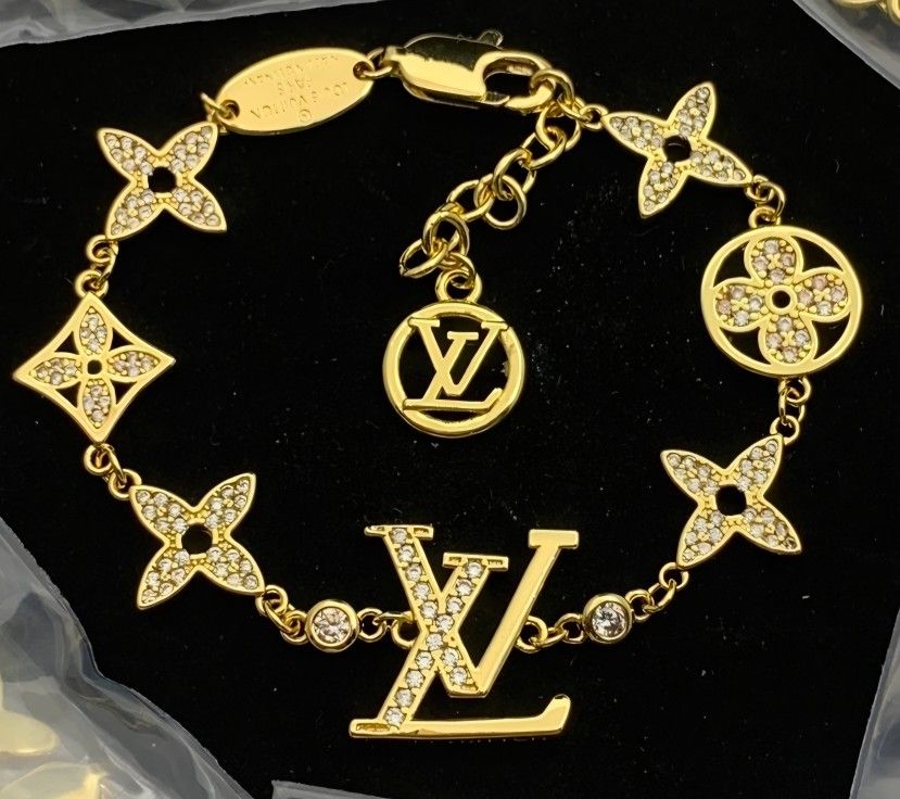 Pretty bracelet Elegant