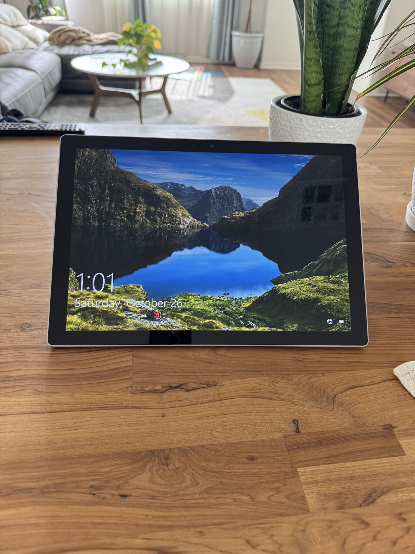 Microsoft Surface Pro 5 8Gb memory 256 GB SSD touchscreen