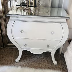 Glam Mirrored Nightstand – Elegant & Chic ✨