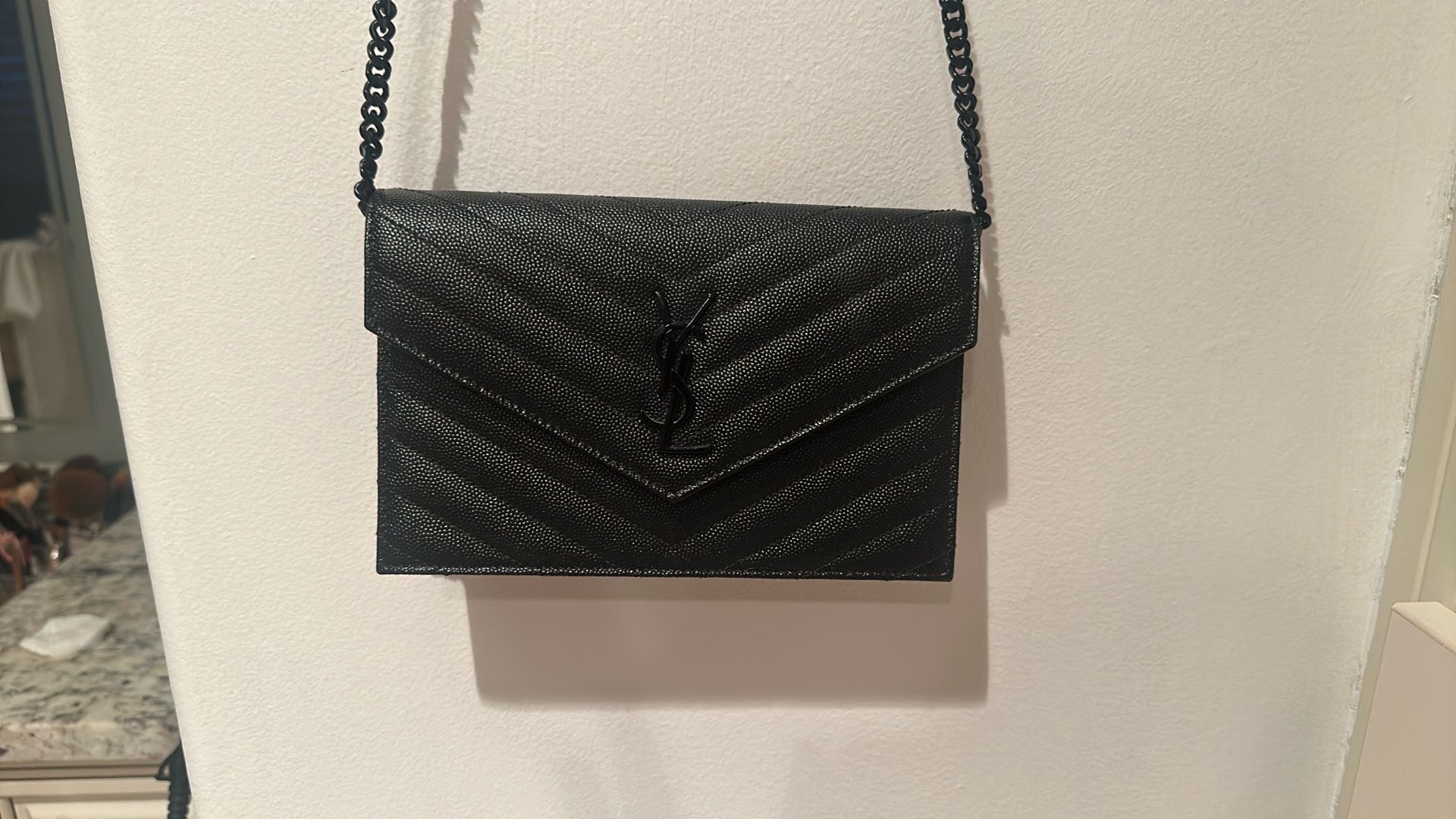 YSL~CASSANDRE ENVELOPE IN GRAIN DE POUDRE LEATHER NOIR