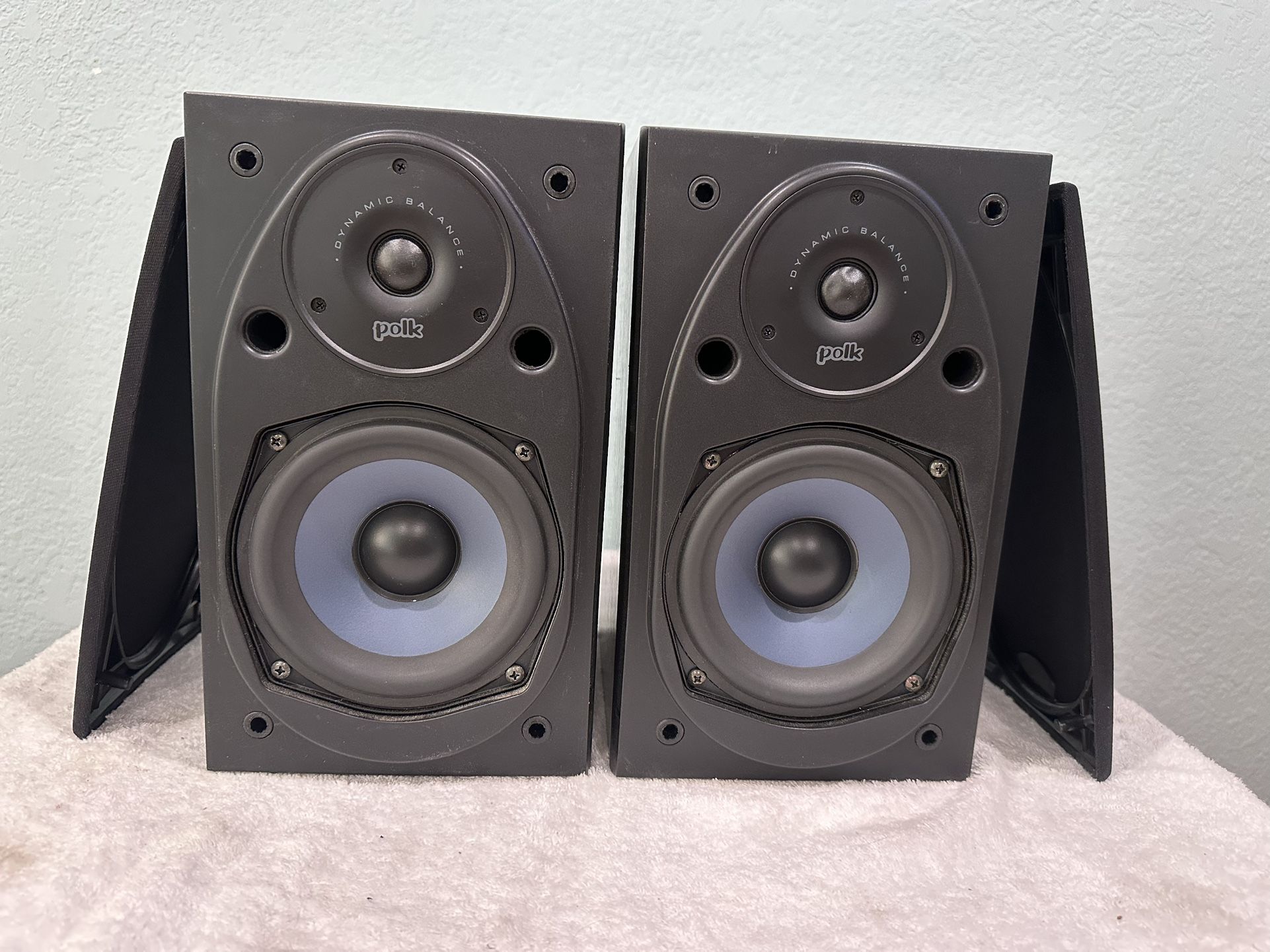 Pair Polk Audio RT15i Bookshelf / Wall Mount Speakers Black Oak Veneer.
