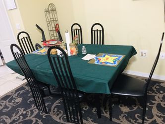 Nice dining table set with 6 chairs and a matching black rug