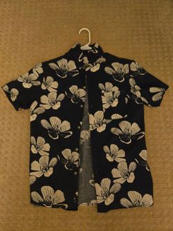 Men Medium Goodfellow & Co Button Down Shirt and GAP T-shirt