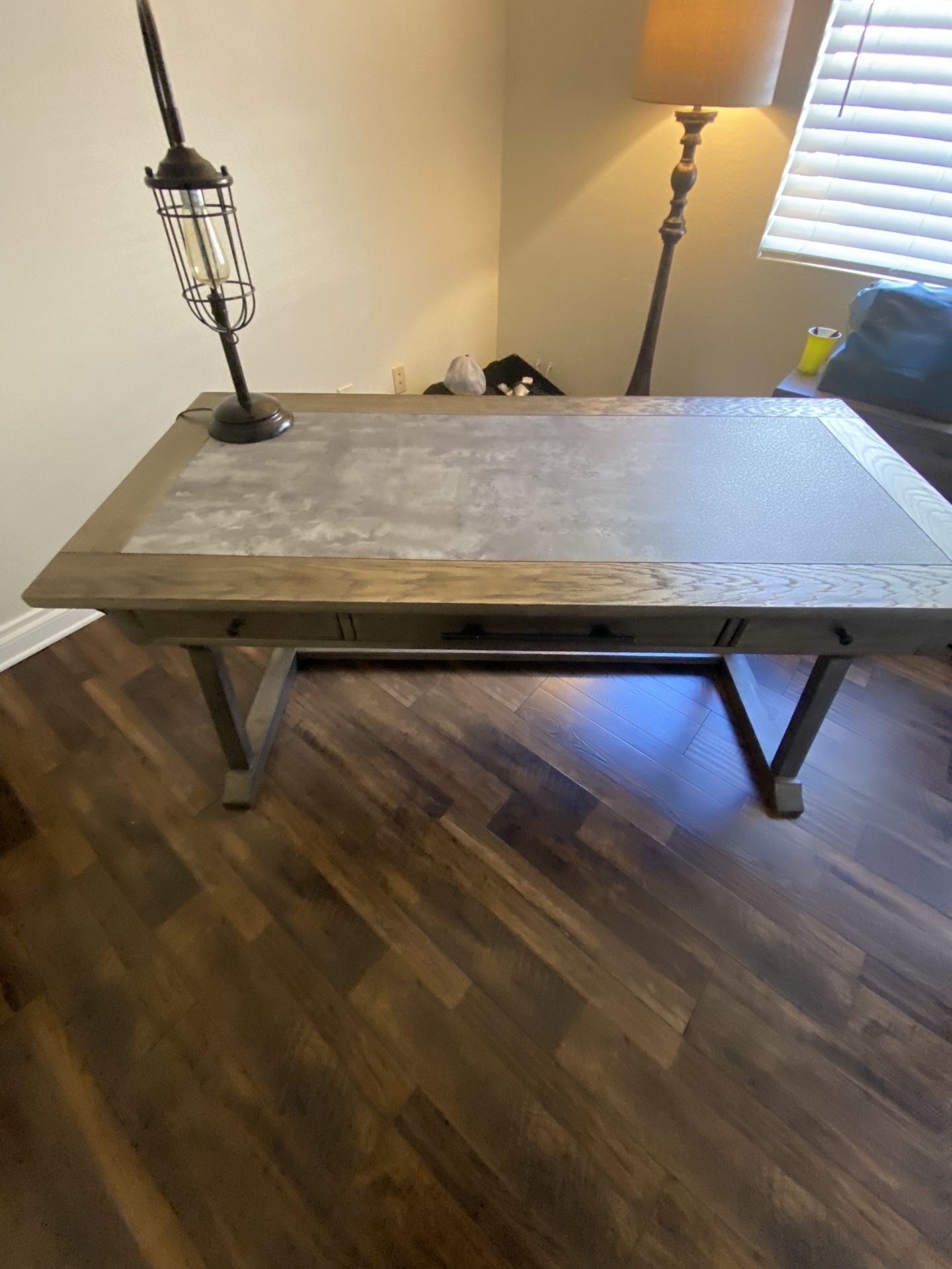 Desk 60’x28’x30’