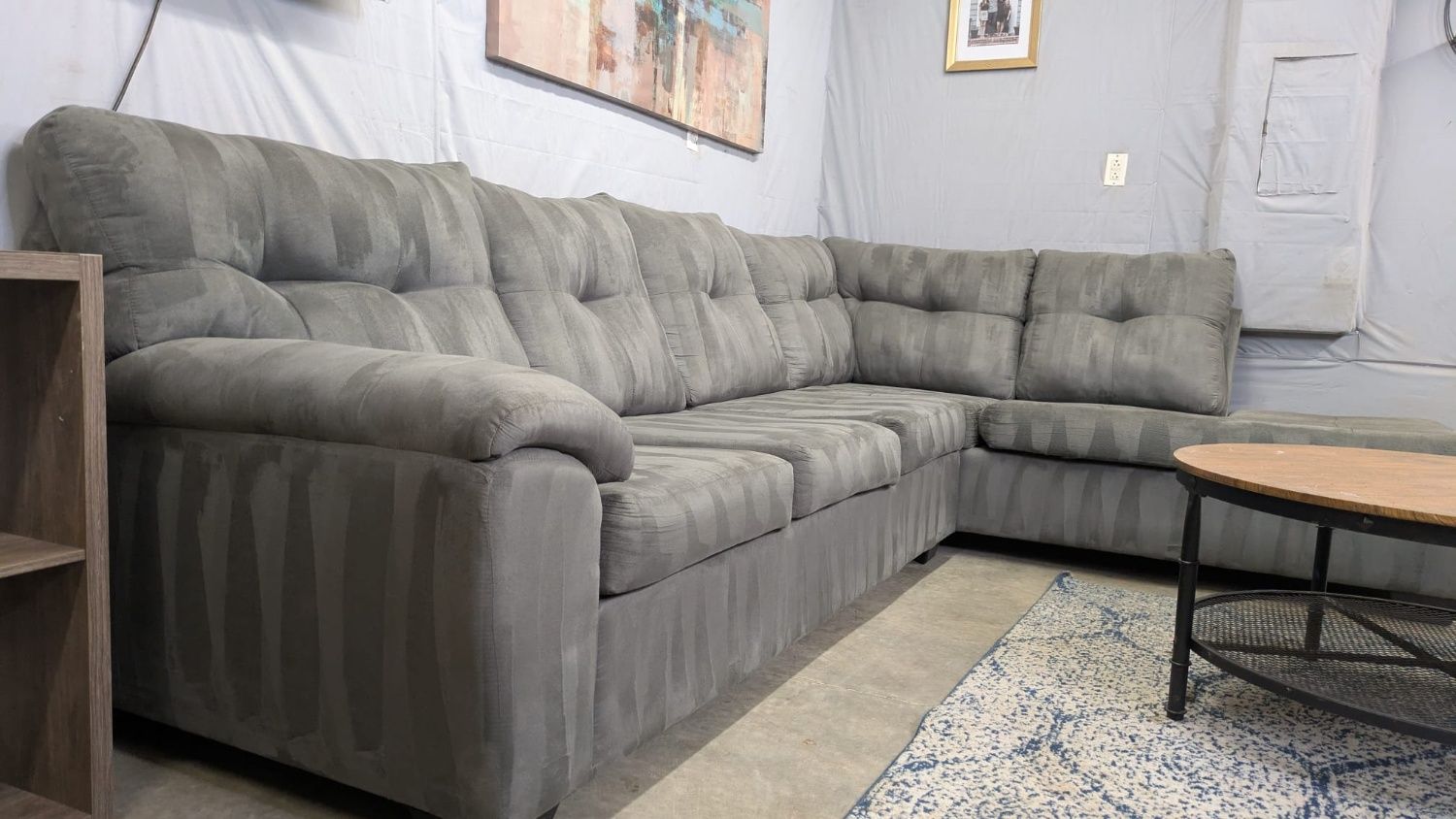 🛋️💥 Gray Sectional 💥 Free Delivery And Financing Available!