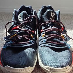 Nike Kyrie Friends Edition