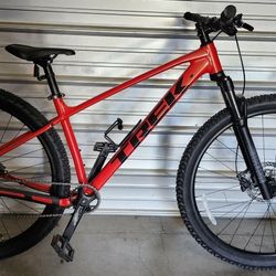 2025 Trek Marlin 6 Hardtail Xc Mountain Bike Size Medium New Condition 