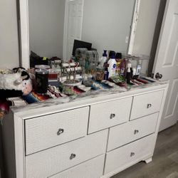 Dressing Table With Mirror 