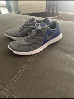 Boys Nike’s size 5.5