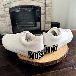 Men’s Moschino White maxi logo sneakers size 46 (13). With box and dust bag. 100% authentic. Great condition normal wear. Timeless classic shoe with M