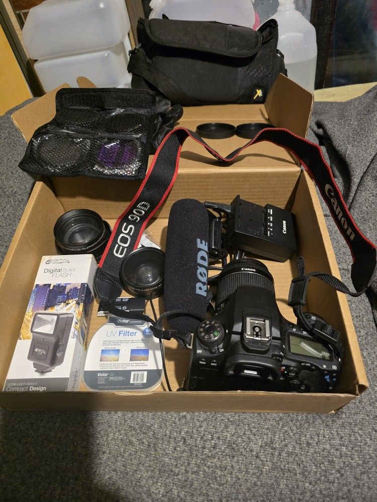 Canon EOS 90D 32.5MP Digital SLR Camera - Black (Kit with 18-55mm f/3.5-5.6 IS