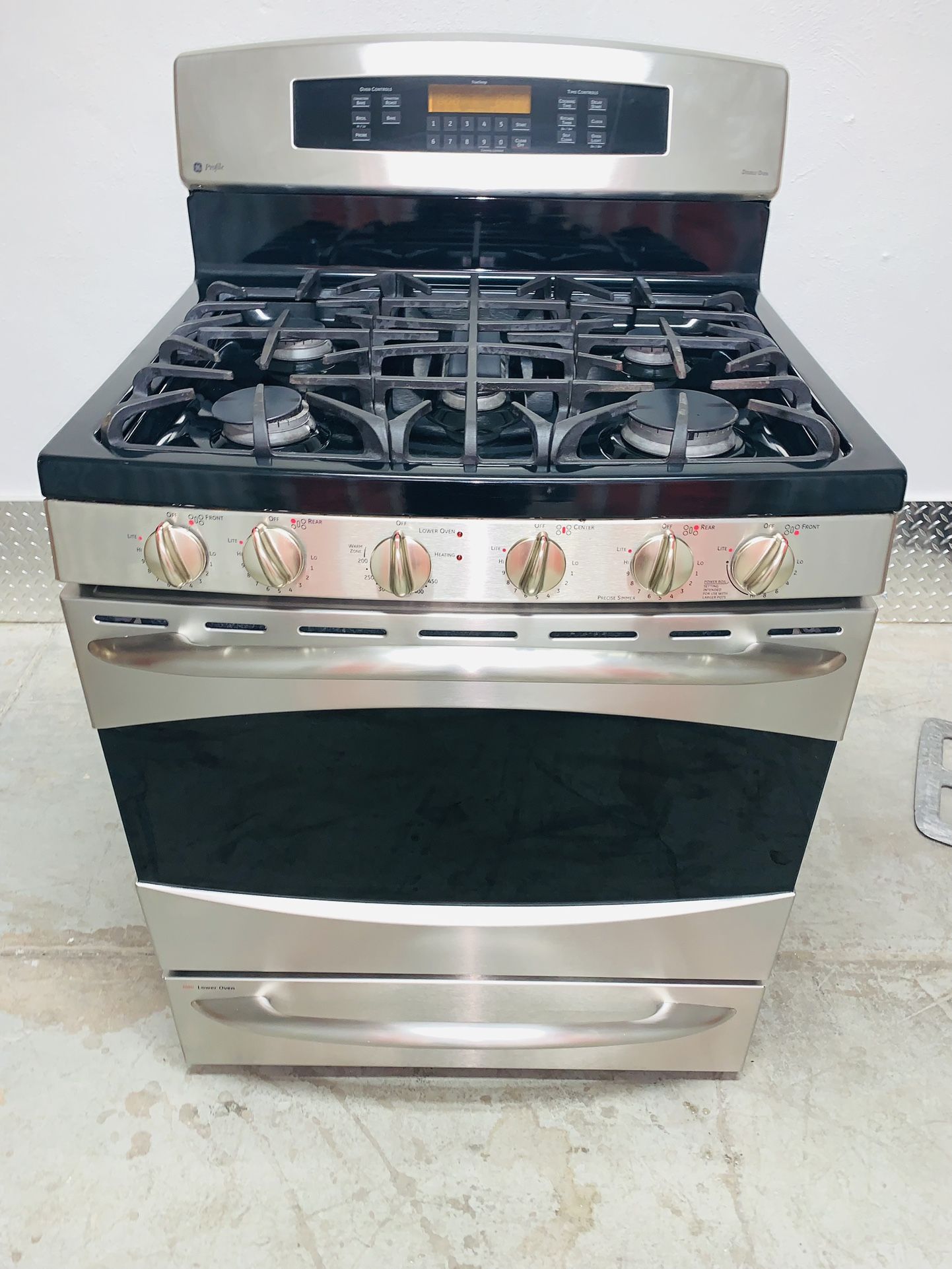 GE gas stove in very perfect condition a receipt for 60 days warranty