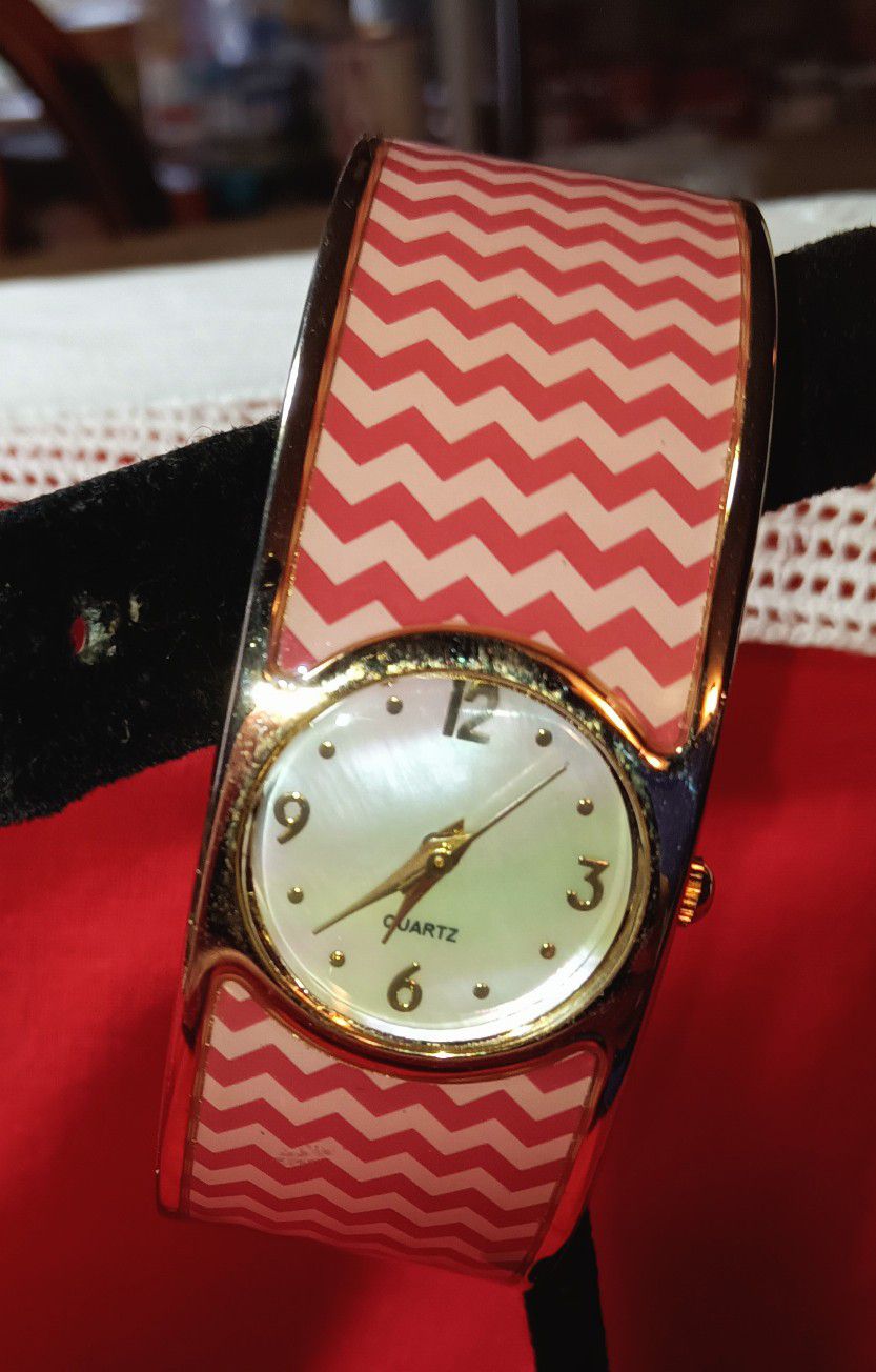 Pink Zig Zag Quartz Bracelet Watch 