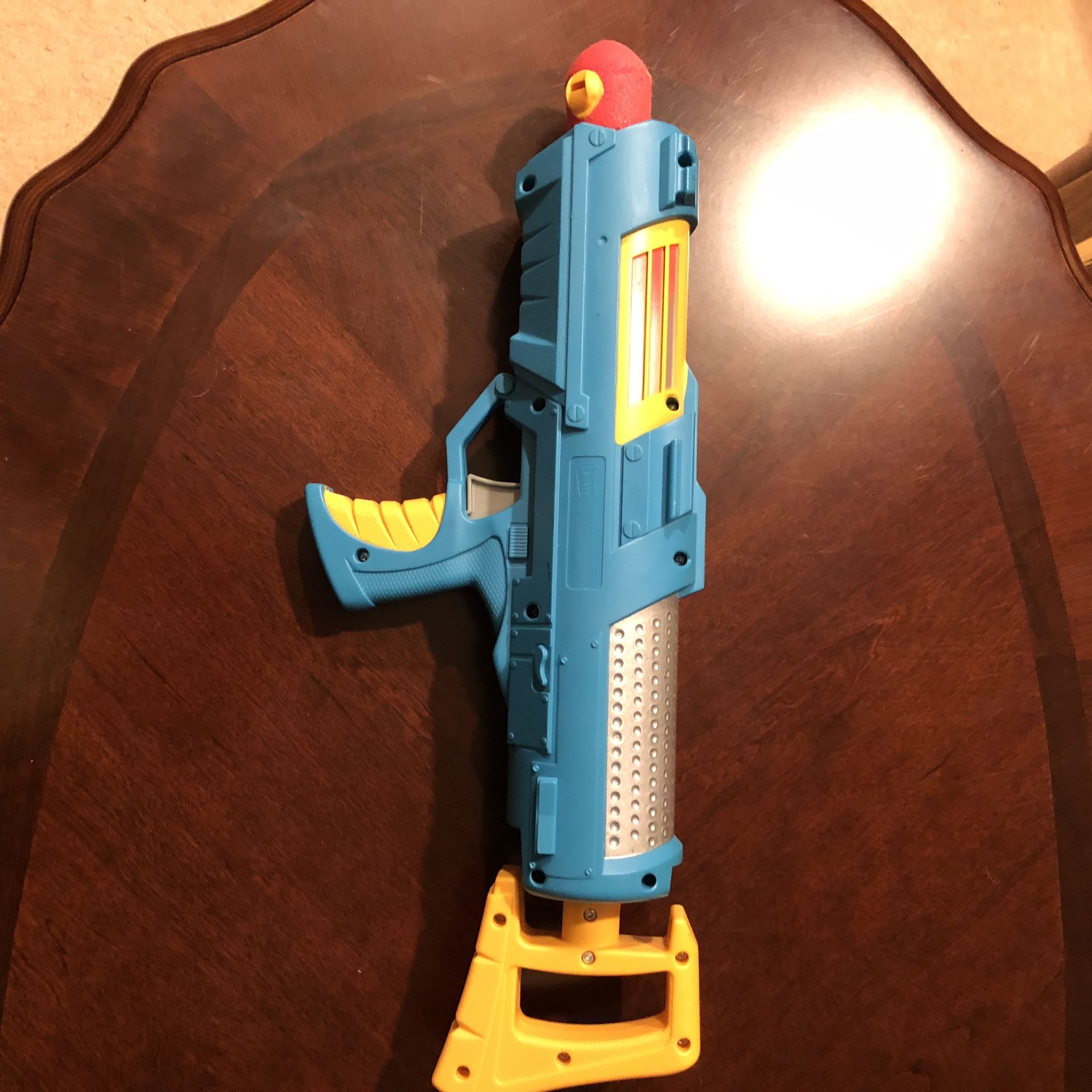 Air pump whistle dart gun
