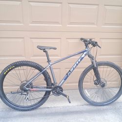 Giant Talon 29 Mountain Bike – Disc Brakes