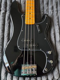SQUIER SIGNATURE MATT FREEMAN P BASS AND GIGBAG
