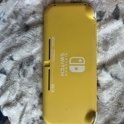 yellow nintendo switch lite 