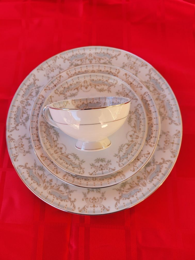 Vintage Narumi Bone China Japan dinnerware (96 Pieces)