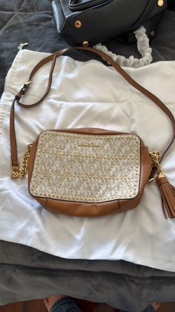 This Michael Kors Jet Set Small Camera Bag features a stud-accented logo print design with a chain-trimmed crossbody strap